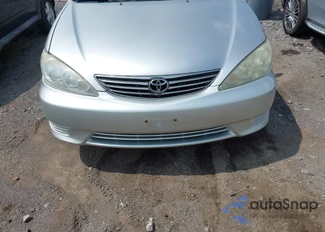 2005 Toyota Camry Le z USA, uszkodzony, nr VIN 4T1BE32K85U004030